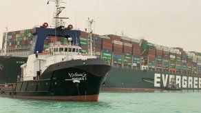 Un gigantesco buque portacontenedores encalla y bloquea el Canal de Suez
