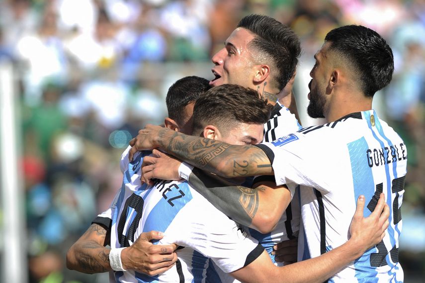 Argentina sin Messi doma la altura y golea 3-0 a Bolivia