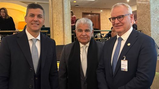 El Presidente de República, José Raúl Mulino, sostuvo hoy en Oslo, Noruega, un encuentro con el Presidente de Paraguay, Santiago Peña, con quien conversó sobre la agenda de la próxima Cumbre del MERCOSUR donde Panamá ya participa como Estado Asociado con la meta de convertirse pronto miembro pleno. El Presidente de República, José Raúl Mulino, sostuvo hoy en Oslo, Noruega, un encuentro con el Presidente de Paraguay, Santiago Peña, con quien conversó sobre la agenda de la próxima Cumbre del MERCOSUR donde Panamá ya participa como Estado Asociado con la meta de convertirse pronto miembro pleno.