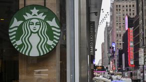 Starbucks anuncia cierres y despidos como parte de un plan para revivir la cadena de cafés