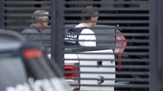 El expresidente de Brasil, Jair Bolsonaro, recibió el alta hospitalaria este viernes tras dos semanas internado por una bronconeumonía, y fue trasladado a su residencia en Brasilia, donde seguirá cumpliendo al menos temporalmente su condena por intento de golpe de Estado. El expresidente de Brasil, Jair Bolsonaro, recibió el alta hospitalaria este viernes tras dos semanas internado por una bronconeumonía, y fue trasladado a su residencia en Brasilia, donde seguirá cumpliendo al menos temporalmente su condena por intento de golpe de Estado.