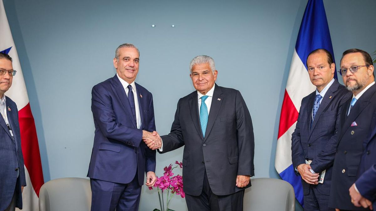 El presidente de Panamá, José Raúl Mulino, y su homólogo de República Dominicana, Luis Abinader, sostuvieron una reunión bilateral este miércoles en la que conversaron sobre el reforzamiento de las relaciones diplomáticas y comerciales, y la agilidad migratoria. El presidente de Panamá, José Raúl Mulino, y su homólogo de República Dominicana, Luis Abinader, sostuvieron una reunión bilateral este miércoles en la que conversaron sobre el reforzamiento de las relaciones diplomáticas y comerciales, y la agilidad migratoria.