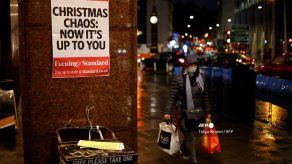 Londres vuelve a cerrar y Johnson llama a festejar la Navidad con prudencia
