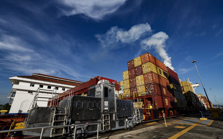 El Canal de Panamá obtuvo ingresos récord de 4.986 millones de dólares en el último año fiscal, a pesar de la reducción en el tránsito de buques por una sequía, anunció este viernes la vía marítima. El Canal de Panamá obtuvo ingresos récord de 4.986 millones de dólares en el último año fiscal, a pesar de la reducción en el tránsito de buques por una sequía, anunció este viernes la vía marítima.