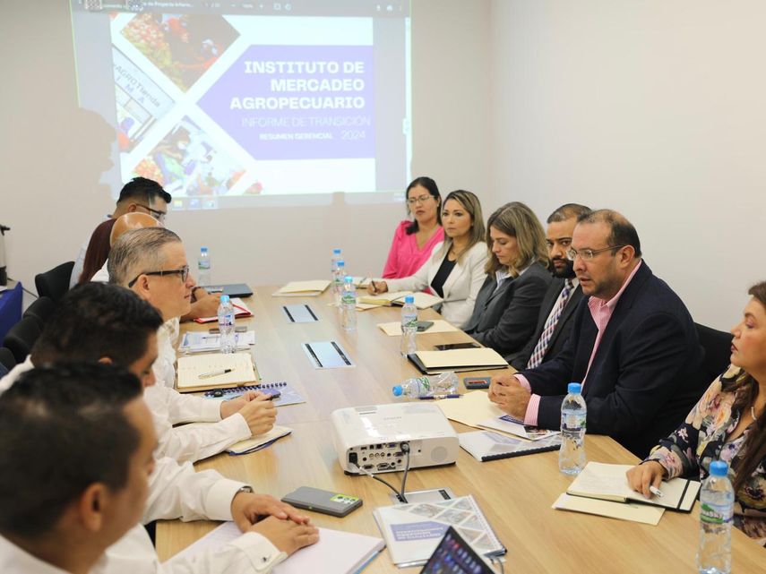 En la sede del Instituto de Mercadeo Agropecuario (IMA), se llevó a cabo este martes 11 de junio, la primera reunión de transición entre el director saliente de la entidad, Carlo Rognoni y su sucesor designado, Nilo Murillo. En la sede del Instituto de Mercadeo Agropecuario (IMA), se llevó a cabo este martes 11 de junio, la primera reunión de transición entre el director saliente de la entidad, Carlo Rognoni y su sucesor designado, Nilo Murillo.