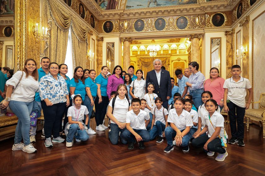El presidente de la República, José Raúl Mulino, recibió este viernes en el Palacio de las Garzas a una delegación de estudiantes y docentes de la Zona Escolar 12, de Tierras Altas de Las Minas, provincia de Herrera, como parte de un reconocimiento por no haber interrumpido el proceso de aprendizaje en lo que va de este año. El presidente de la República, José Raúl Mulino, recibió este viernes en el Palacio de las Garzas a una delegación de estudiantes y docentes de la Zona Escolar 12, de Tierras Altas de Las Minas, provincia de Herrera, como parte de un reconocimiento por no haber interrumpido el proceso de aprendizaje en lo que va de este año.