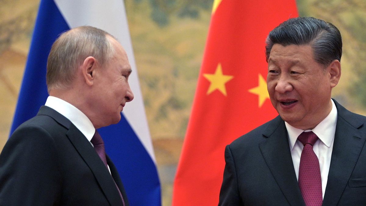 El presidente ruso, Vladímir Putin, viaja mañana, martes, a China con la esperanza de sellar importantes acuerdos de exportación de petróleo y gas, fundamentales para dar vida a su alicaída economía y, al mismo tiempo, financiar la máquina de guerra en Ucrania. El presidente ruso, Vladímir Putin, viaja mañana, martes, a China con la esperanza de sellar importantes acuerdos de exportación de petróleo y gas, fundamentales para dar vida a su alicaída economía y, al mismo tiempo, financiar la máquina de guerra en Ucrania.