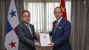 El nuevo embajador de China en Panamá, Zhang Xiangyan, llegó al país centroamericano en medio de la tensión bilateral por la salida forzada de un operador chino de dos puertos cercanos al Canal y una creciente detención de buques de bandera panameña en terminales del país asiático.