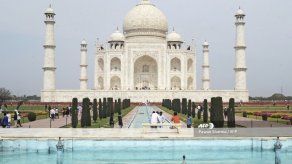 Taj Mahal reabre sus puertas en India por descenso de covid-19
