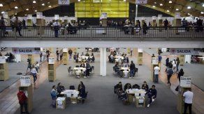 Colombia elige a sus autoridades locales aún bajo la sombra de violencia electoral