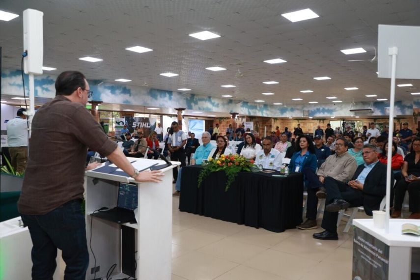 Durante la clausura del Primer Congreso Agropecuario Nacional en Boquete, Chiriquí, el ministro de Comercio e Industrias de Panamá, Julio Moltó, anunció el inicio de una nueva etapa de trabajo conjunto con los sectores productivos del país. Durante la clausura del Primer Congreso Agropecuario Nacional en Boquete, Chiriquí, el ministro de Comercio e Industrias de Panamá, Julio Moltó, anunció el inicio de una nueva etapa de trabajo conjunto con los sectores productivos del país.