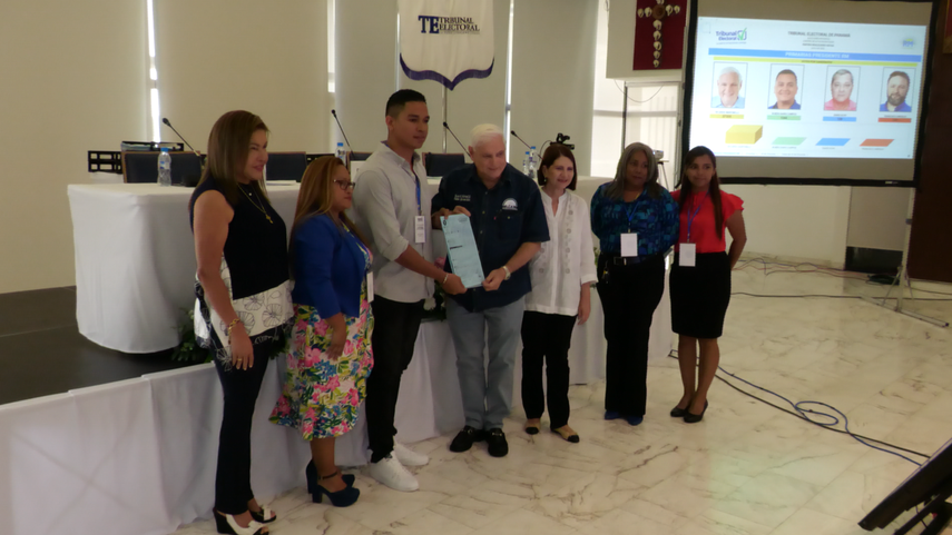 Ricardo Martinelli recibe credencial como candidato 2024