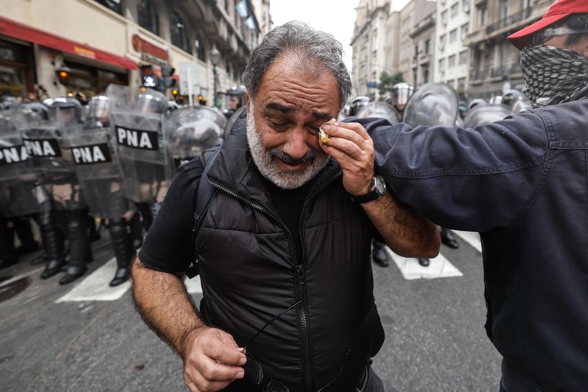 Proyecto de Javier Milei enfrenta a manifestantes y policías frente al Senado de Argentina Proyecto de Javier Milei enfrenta a manifestantes y policías frente al Senado de Argentina