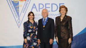 APEDE entrega Medalla Vicente Pascual al profesor Félix Cuevas