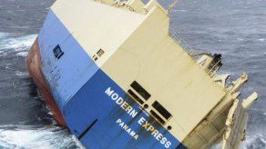 Remolcan gran carguero panameño que quedó a la deriva en Francia