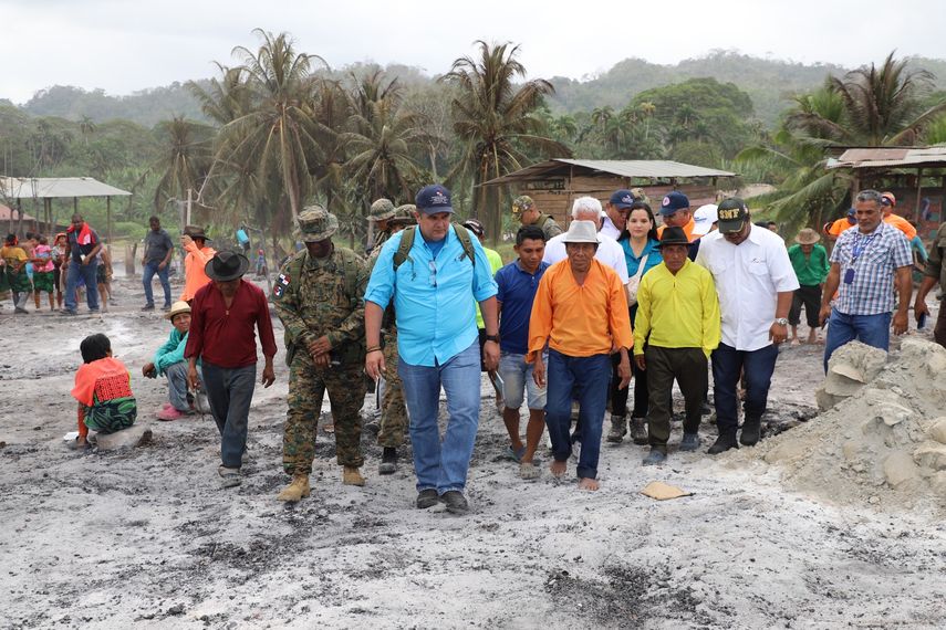 Equipo interinstitucional y el Meduca se trasladó a la comunidad de Wala, comarca Wargandí, tras el incendio. Foto: cortesía