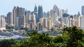 Panamá enfrenta presión por deuda pública e ingresos insuficientes