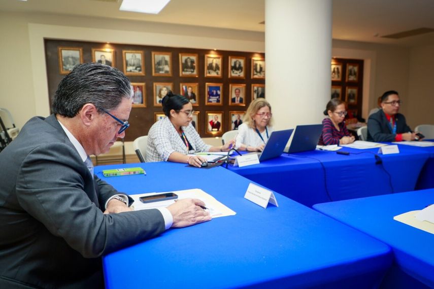 Gobierno entrega incentivos por $1.05 millones a tres empresas industriales