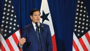 Marco Rubio supervisa vuelo de deportación de migrantes y culmina gira en Panamá