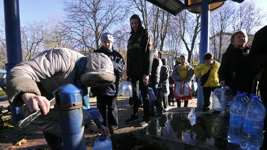Bombardeos rusos dejan sin agua ni luz la capital de Ucrania