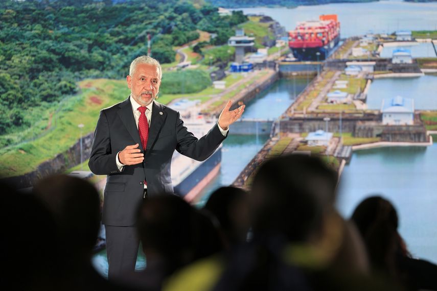 El Canal de Panamá planea iniciar en octubre próximo su acercamiento al mercado para el desarrollo de proyectos portuarios en torno a la vía, que cerrará su año fiscal en menos de una semana con ingresos superiores a los previstos, afirmó este miércoles su administrador, Ricaurte Vásquez. El Canal de Panamá planea iniciar en octubre próximo su acercamiento al mercado para el desarrollo de proyectos portuarios en torno a la vía, que cerrará su año fiscal en menos de una semana con ingresos superiores a los previstos, afirmó este miércoles su administrador, Ricaurte Vásquez.