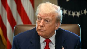 Juez prohíbe a Trump usar la Ley de Enemigos Extranjeros para deportar migrantes