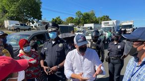 Cansados de falta de agua potable, residentes de Las Lomas cerraron la carretera Panamericana para exigir al Idaan una solución.