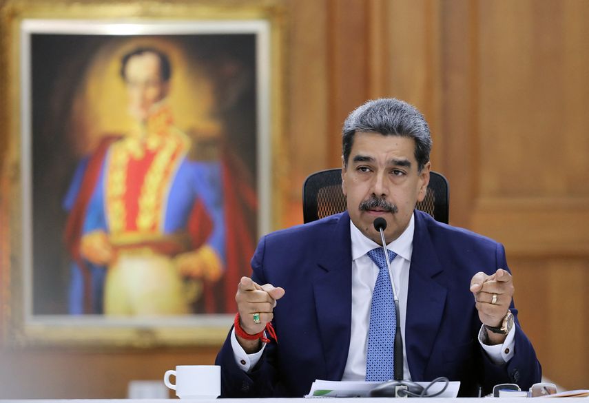 Maduro dice prepararse siempre para una lucha armada por la democracia. Maduro dice prepararse siempre para una lucha armada por la democracia.