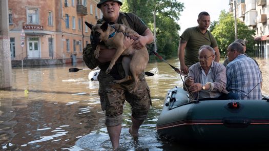 Más de 2.700 personas evacuadas de zonas inundadas junto a represa ucraniana de Kajovka