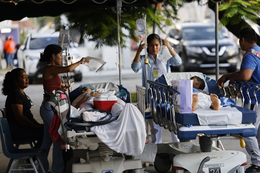 Adrenalina, vigilancia y pacientes en las calles por el terremoto de magnitud 7,5