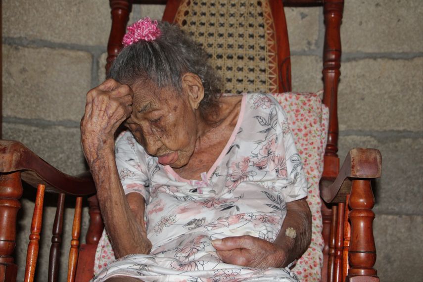 La señora Leonidas Nació en el distrito de Chepo, y decidió no tener hijos, ella para ganarse la vida se dedicó a lavar y planchar para sus conocidos. Llegó a Colón, después que su sobrino falleciera y su sobrina decidiera llevarla a su residencia en Nueva Providencia.