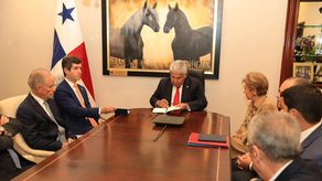 Mulino junto a miembros del Consejo Nacional de Relaciones Exteriores.