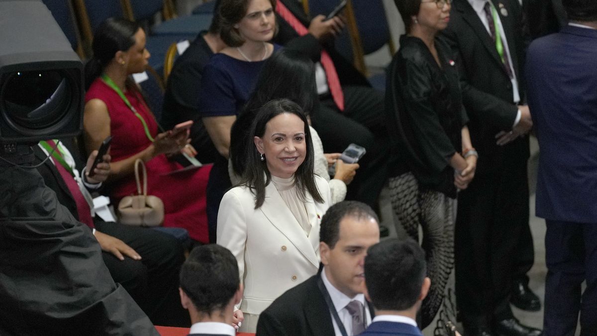 La líder de la oposición venezolana María Corina Machado aplaudió este miércoles la ceremonia de cambio de mando en Chile entre el progresista Gabriel Boric y el ultraderechista José Antonio Kast y aseguró que los venezolanos anhelan un gesto tan simple como que un presidente se quite la banda y se la ponga a otro. La líder de la oposición venezolana María Corina Machado aplaudió este miércoles la ceremonia de cambio de mando en Chile entre el progresista Gabriel Boric y el ultraderechista José Antonio Kast y aseguró que los venezolanos anhelan un gesto tan simple como que un presidente se quite la banda y se la ponga a otro.
