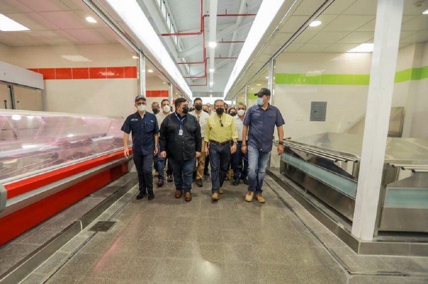 Durante esta gira de trabajo el presidente Cortizo, visitió la construcción del Merca Panamá de Chitré para ver su avance.