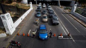 Venezolanos desafían el cerco de la pandemia para abastecerse en Colombia