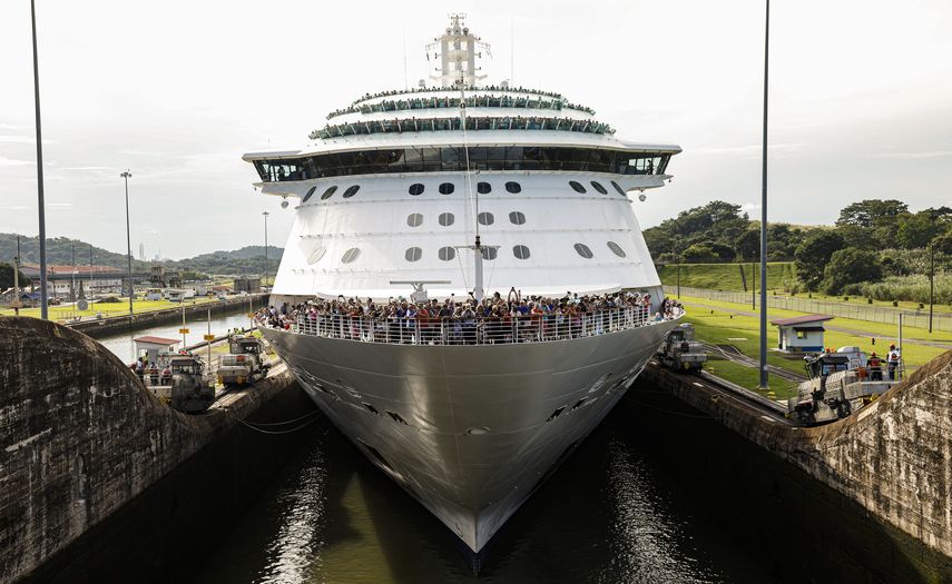 Canal de Panamá logra récord de ingresos pese a sequía