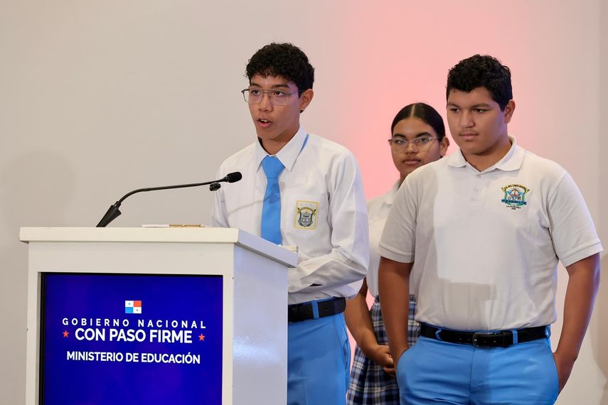 Meduca inicia entrega de computadoras a docentes con IA y que funcionan sin internet