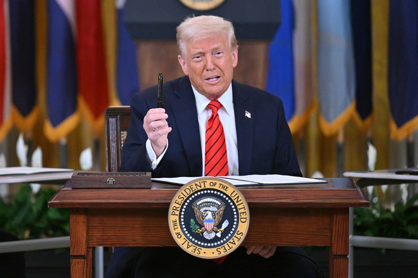 Trump pide a Corte Suprema levantar prohibición de expulsar migrantes bajo ley de excepción