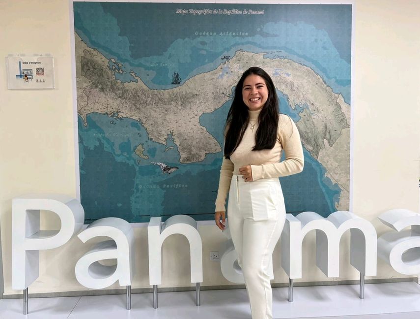 Alessandra Ramírez, estudiante de Geología de la Universidad Tecnológica de Panamá (UTP), ganó el concurso internacional “Young Scholars Award” y recibirá este reconocimiento en Panamá. Alessandra Ramírez, estudiante de Geología de la Universidad Tecnológica de Panamá (UTP), ganó el concurso internacional “Young Scholars Award” y recibirá este reconocimiento en Panamá.