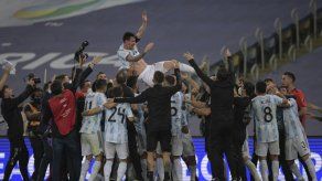 Messi gana su primer título con Argentina al vencer a Brasil en final de la Copa América