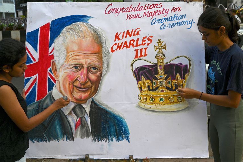 Carlos III: Expectación y protestas ante coronación.