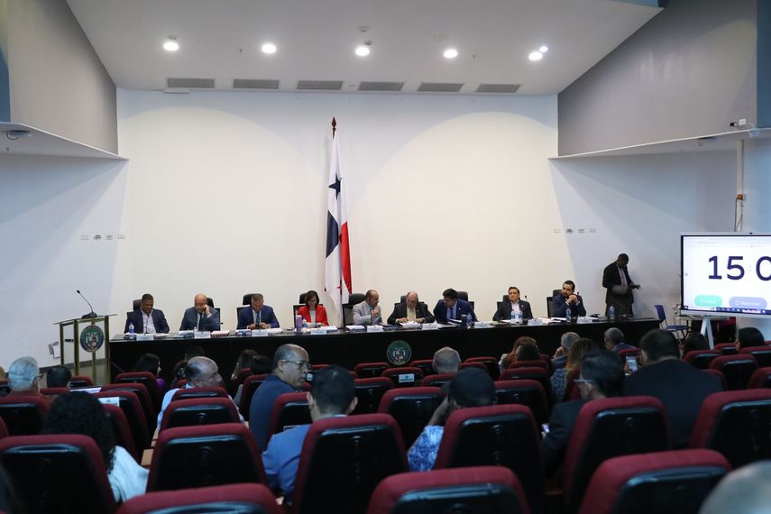 El ministro de Salud (Minsa), Fernando Boyd Galindo, y el viceministro de Salud, Manuel Zambrano, participan en la tercera semana de consulta en la Comisión de Trabajo, Salud y Desarrollo Social de la Asamblea Nacional del proyecto de Ley 163. El ministro de Salud (Minsa), Fernando Boyd Galindo, y el viceministro de Salud, Manuel Zambrano, participan en la tercera semana de consulta en la Comisión de Trabajo, Salud y Desarrollo Social de la Asamblea Nacional del proyecto de Ley 163.