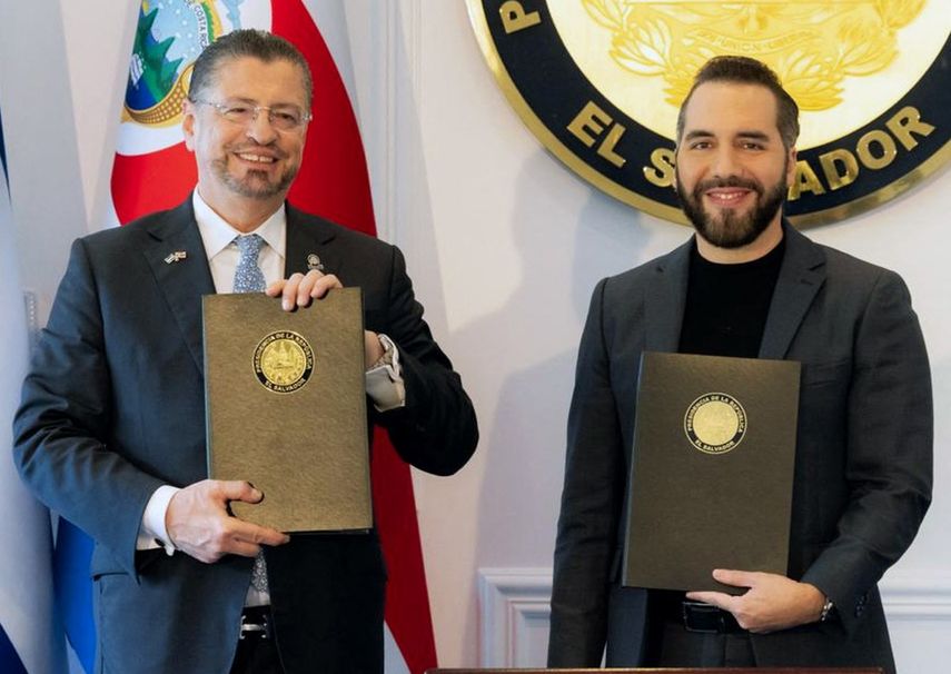 Bukele comparte con Costa Rica su modelo de seguridad y guerra contra pandillas