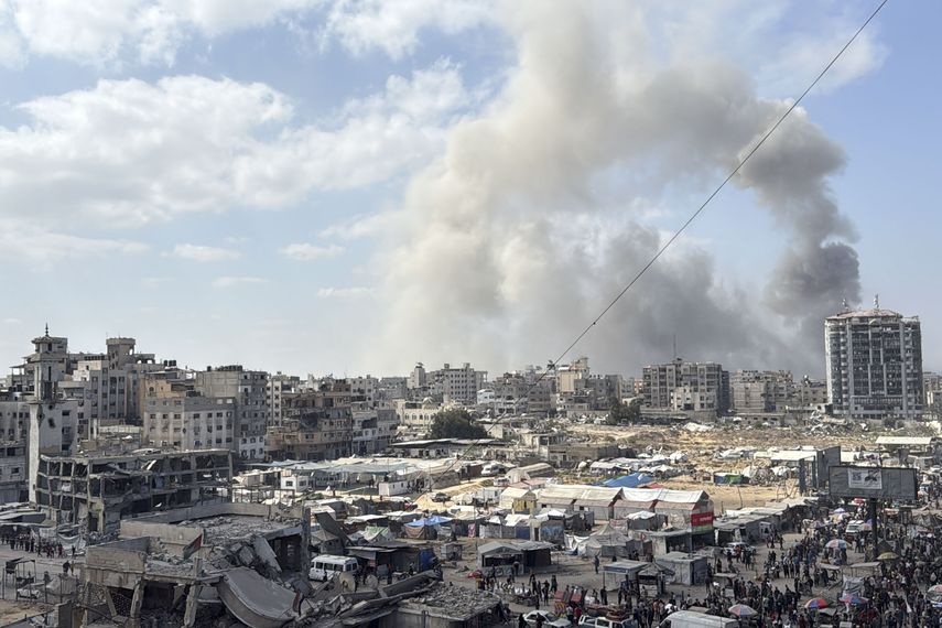 Israel bombardeó intensamente Ciudad de Gaza este miércoles, mientras el movimiento islamista palestino Hamás sigue analizando el plan de paz de Donald Trump para poner fin a casi dos años de contienda. Israel bombardeó intensamente Ciudad de Gaza este miércoles, mientras el movimiento islamista palestino Hamás sigue analizando el plan de paz de Donald Trump para poner fin a casi dos años de contienda.