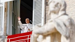 El papa León XIV continuó la tradición de Francisco y celebró este domingo la misa de Difuntos en el cementerio del Verano, el mayor de Roma, y aseguró que la caridad vence a la muerte.