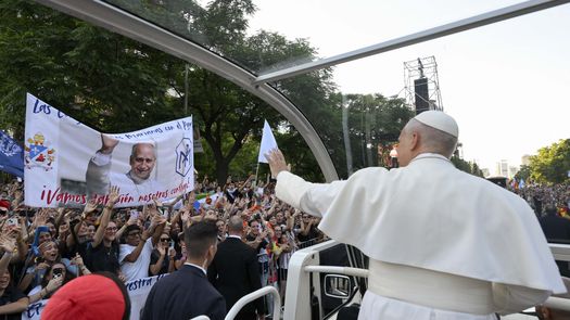 El papa pide acabar con la polarización en su primer día en España El papa pide acabar con la polarización en su primer día en España