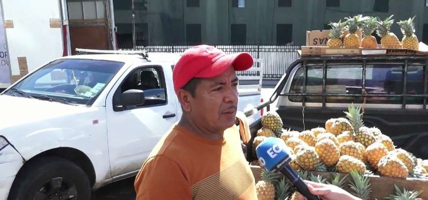 Buhoneros reportan baja ventas a causa de la huelga. Buhoneros reportan baja ventas a causa de la huelga.