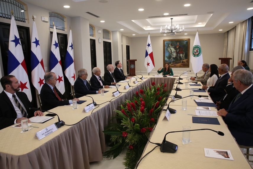 11 excancilleres fueron convocados por Erika Mouynes