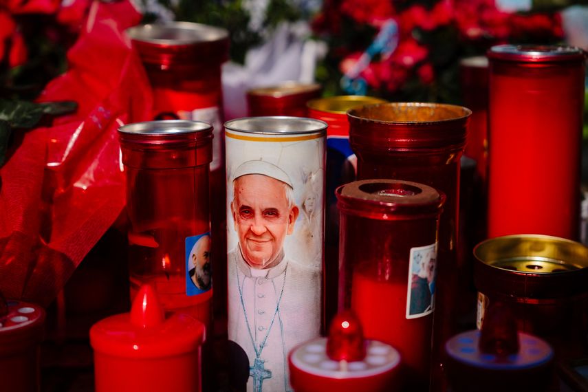 El papa Francisco pasó una noche tranquila y aún descansa