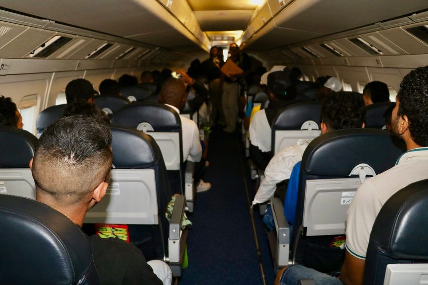 Inspectores del Servicio Nacional de Migración, en una operación conjunta con el Servicio Nacional Aeronaval, deportan a 30 colombianos a su país de origen, por incumplir con las leyes migratorias. Inspectores del Servicio Nacional de Migración, en una operación conjunta con el Servicio Nacional Aeronaval, deportan a 30 colombianos a su país de origen, por incumplir con las leyes migratorias.